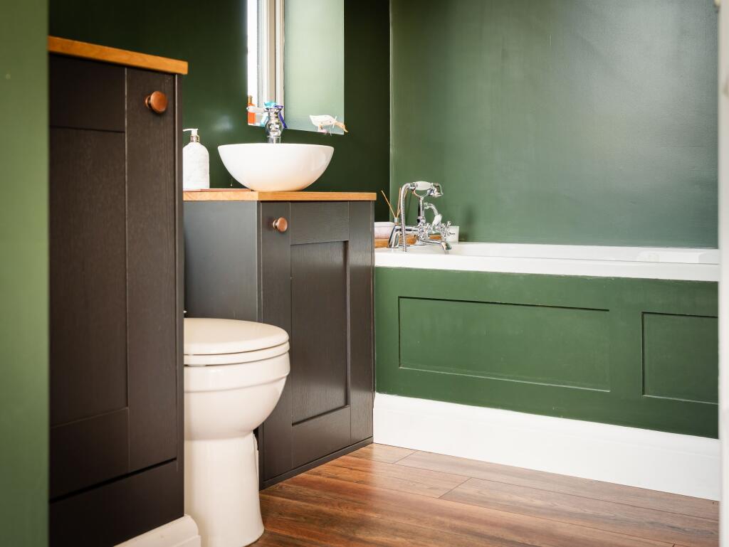 Bathroom (view a)