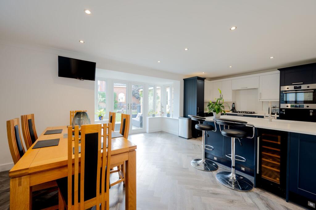 KITCHEN DINER AND LOUNGE