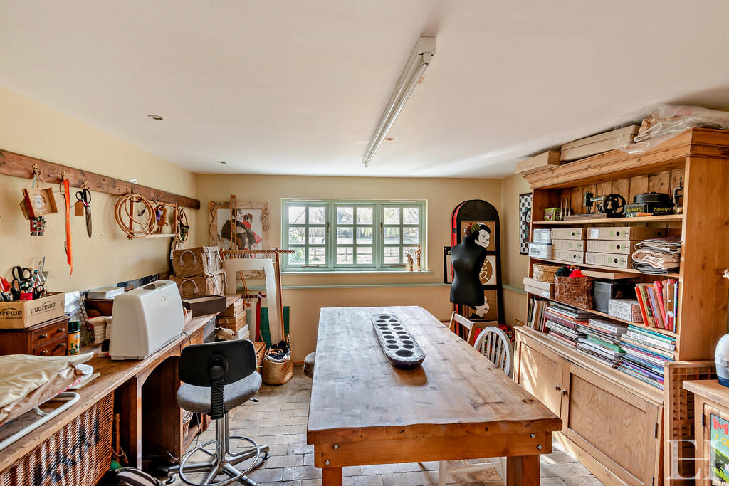 8640802-interiorW...