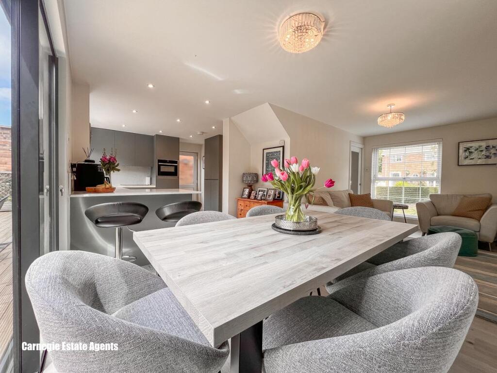 Living/dining/kitchen area