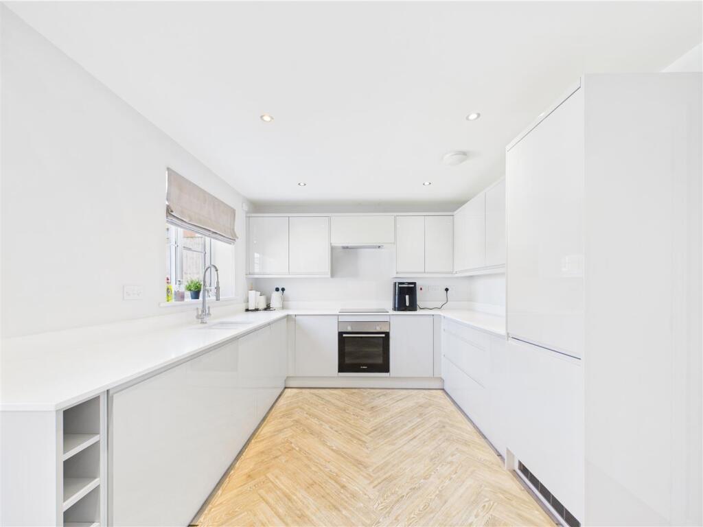 KITCHEN/ DINING AREA