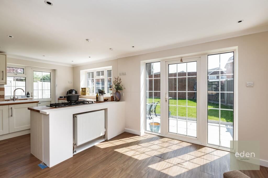 KITCHEN/BREAKFAST AREA