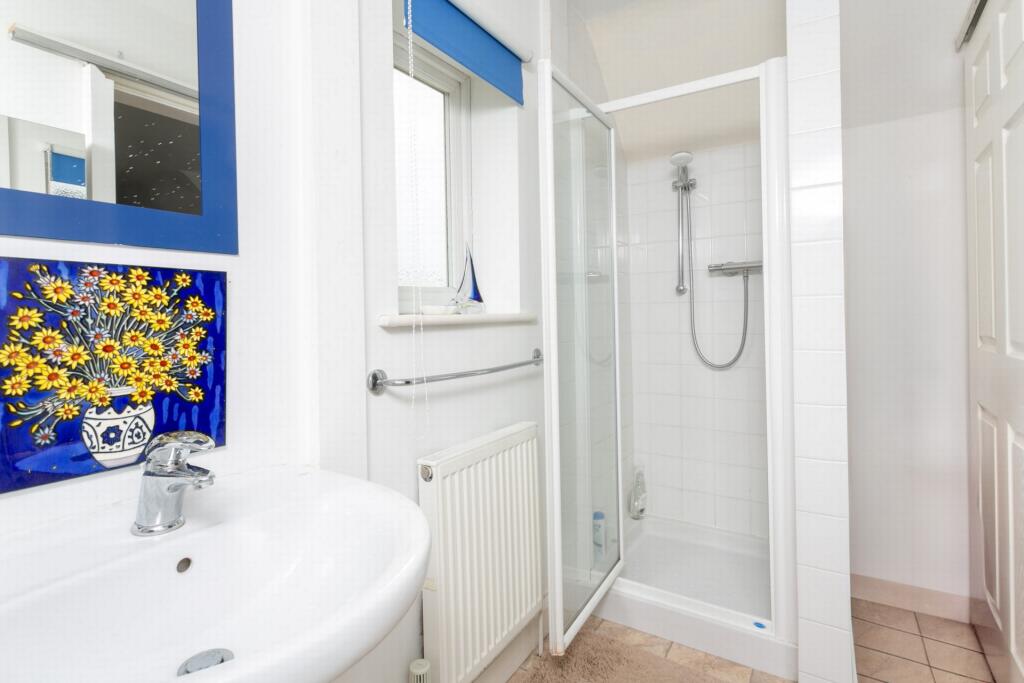 En-suite shower rm