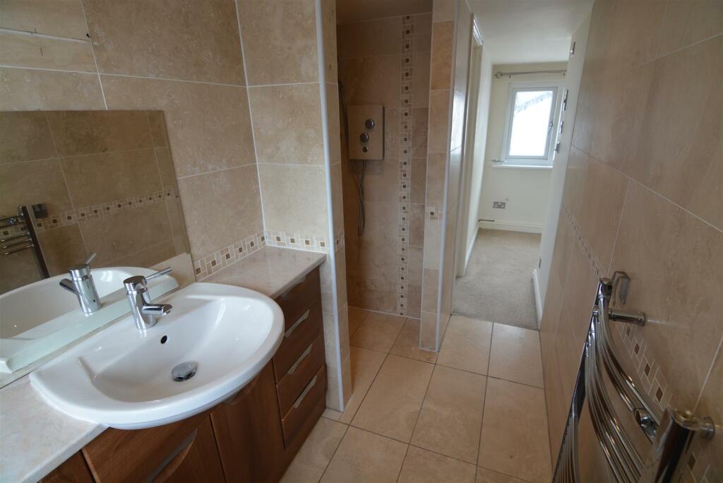 En-suite shower room (1s Floor)