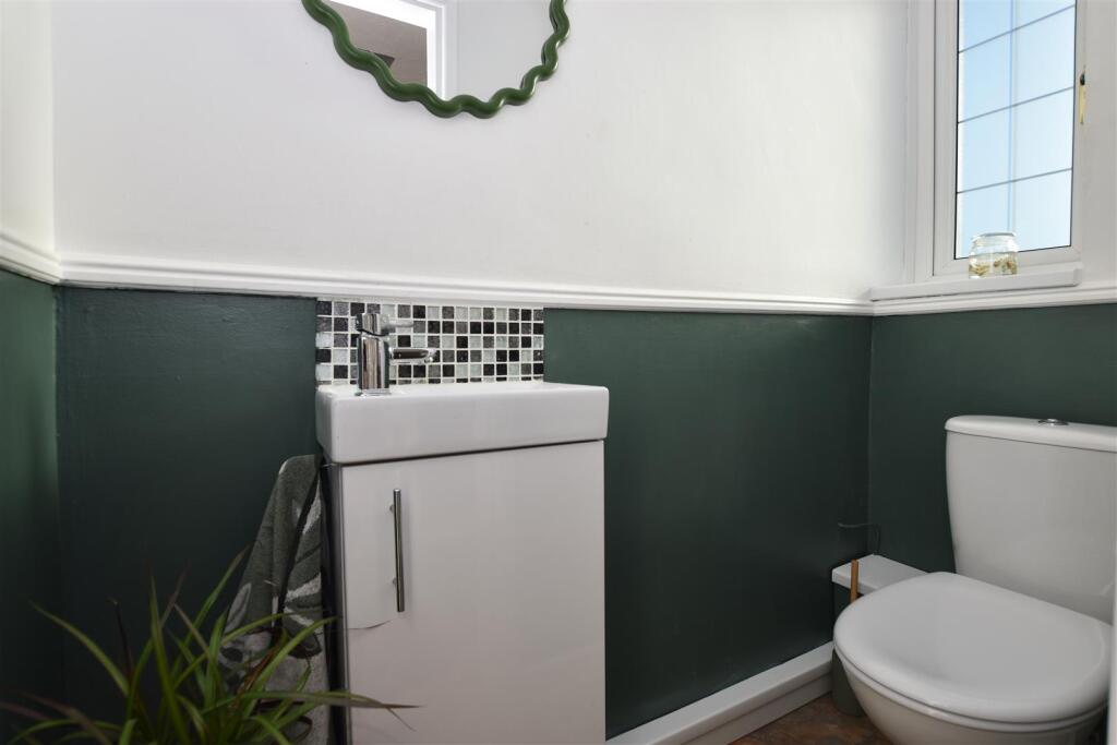 Cloakroom WC.JPG