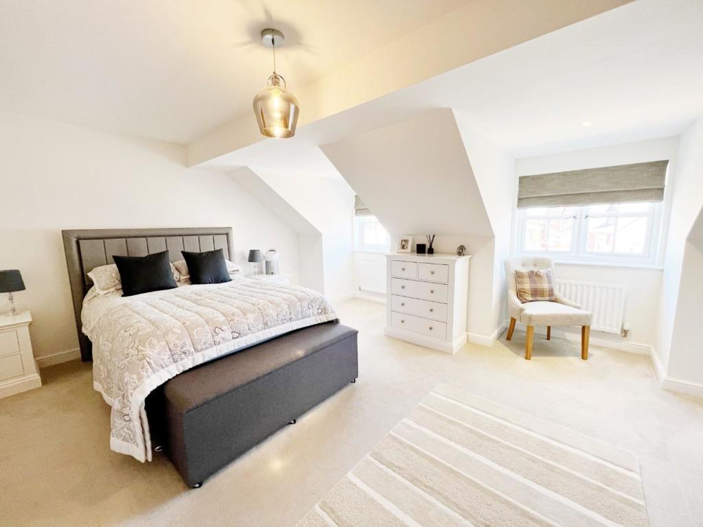 Bedroom 1 pic 2.jpg