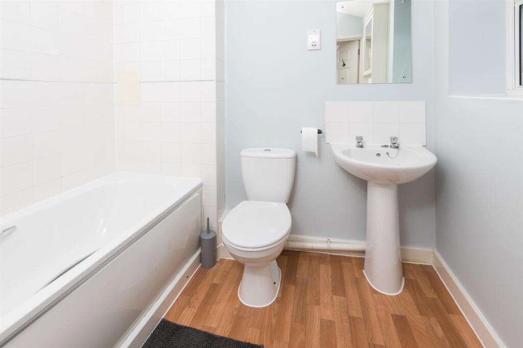 18 Kempthorne shower room 2.jpg