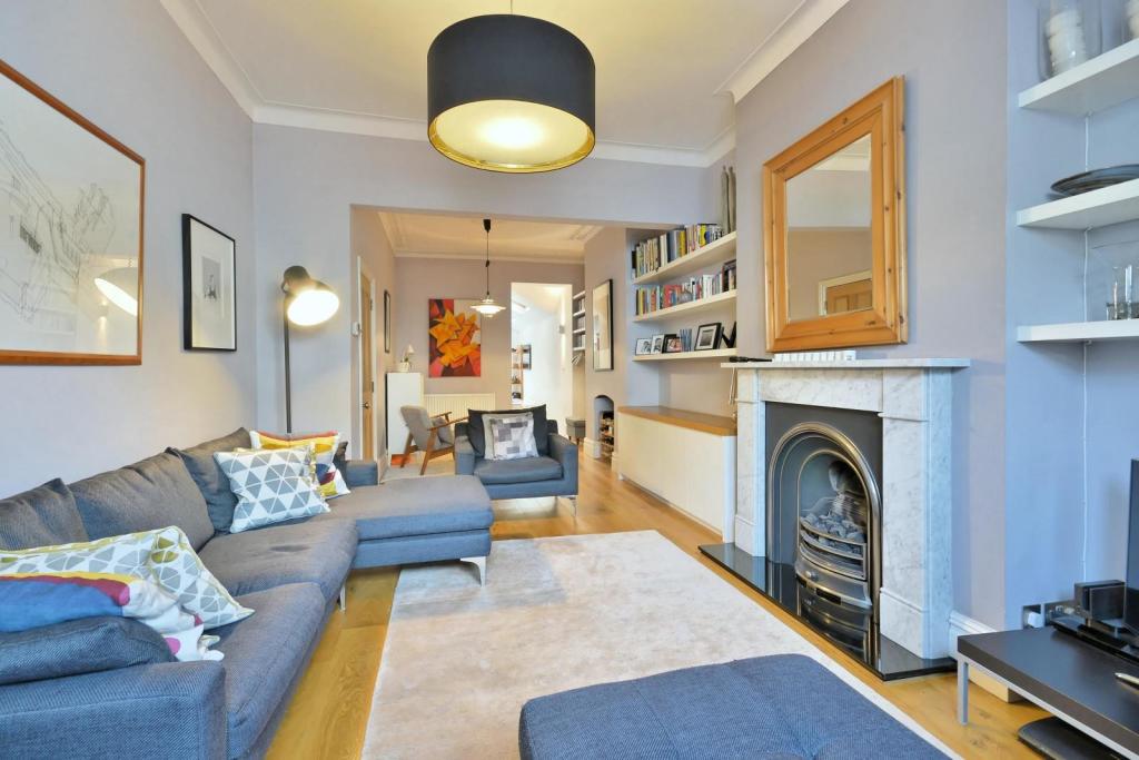 28'7 Double Reception Room