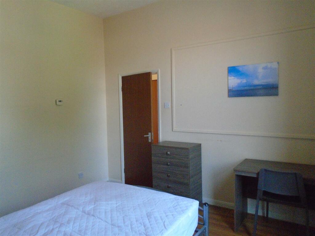 Bedroom (1).JPG