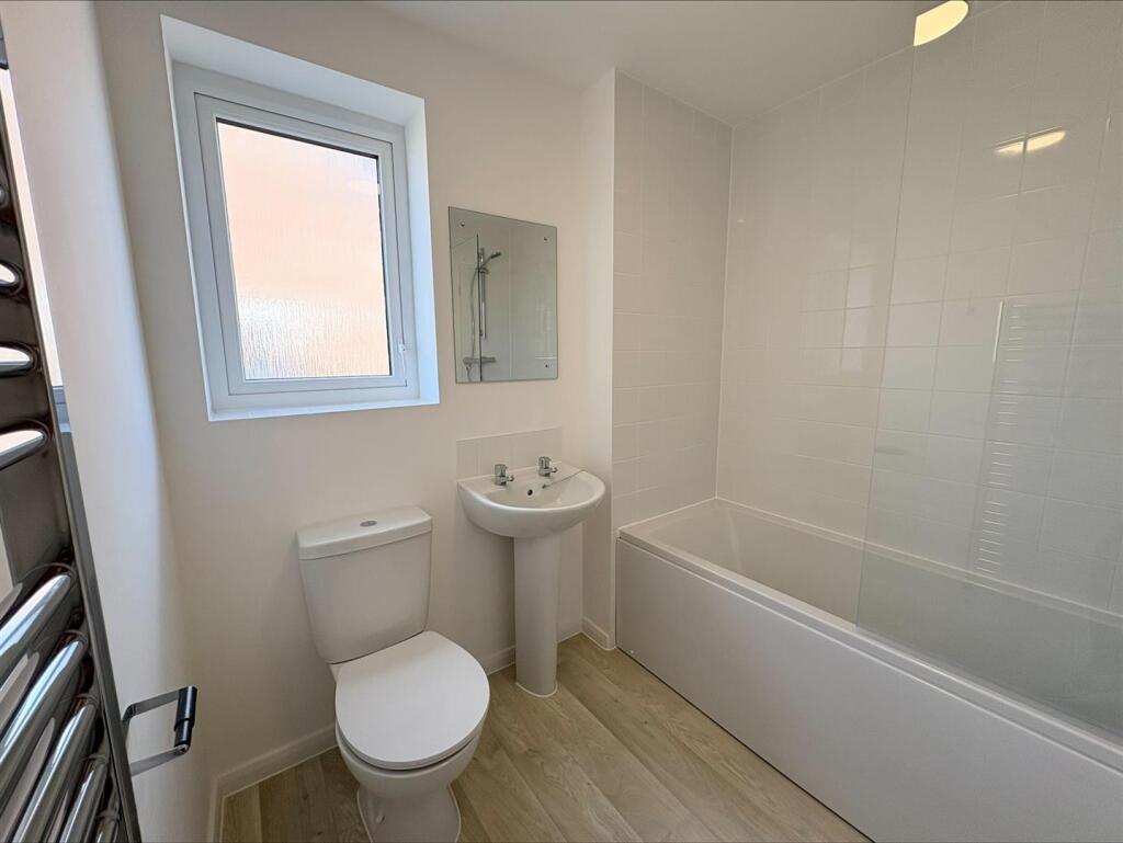 09 Bathroom.jpeg
