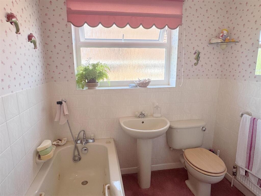 Bathroom 1.JPG