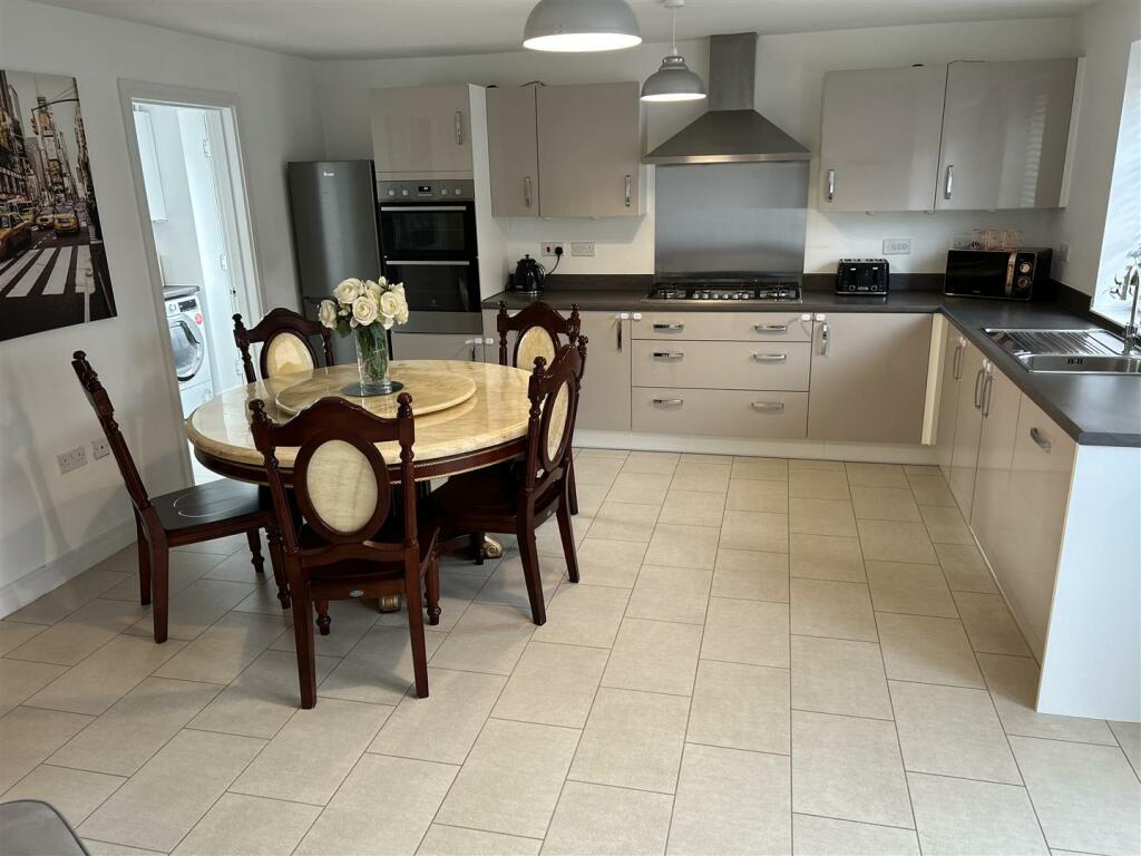 FAMILY KITCHEN DINER