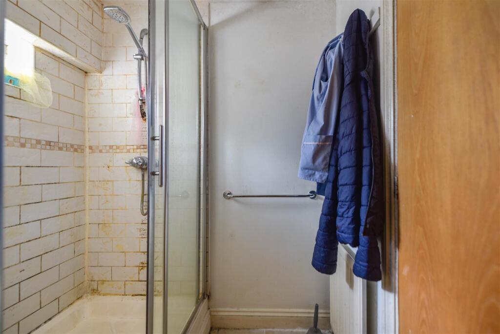 FLAT H SHOWER ROOM