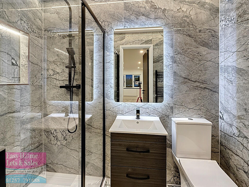 Master Bedroom/En...