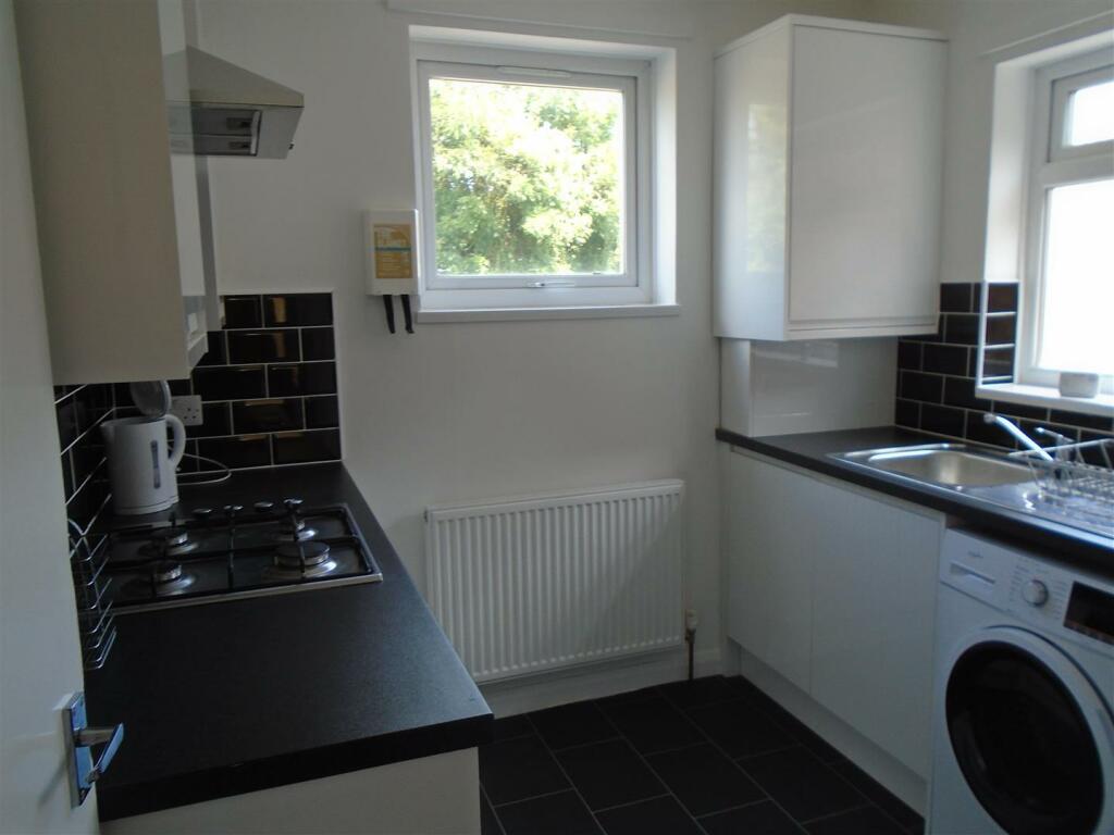 Kitchen (2).JPG