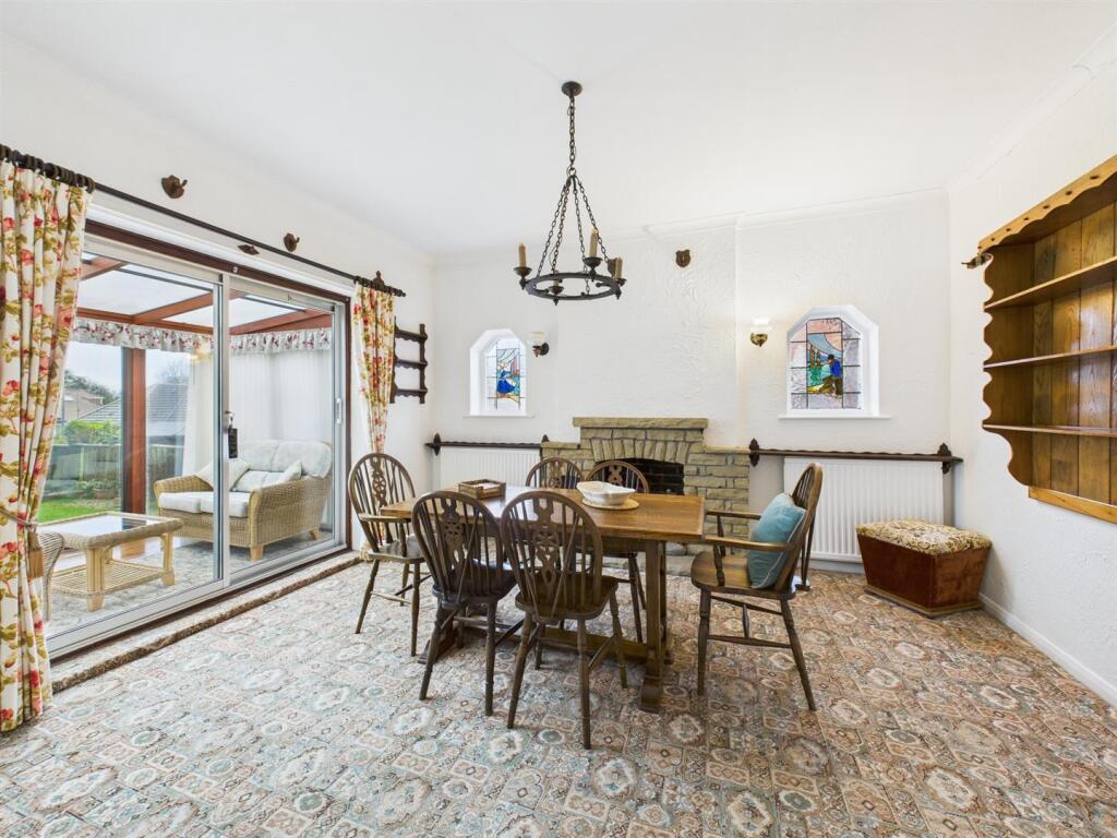 Dining room:
