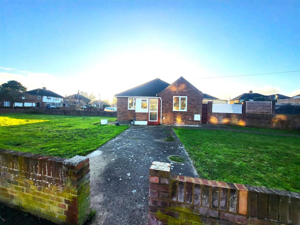 Queens Drive, Bedford