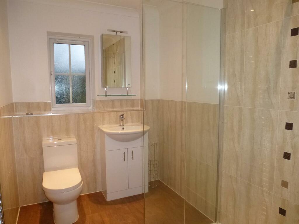 12 Stile Gardens en-suite.JPG