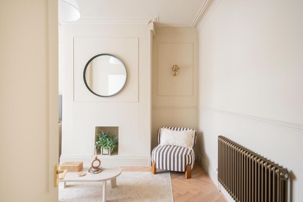 1R8HEE - Living Room E.jpg