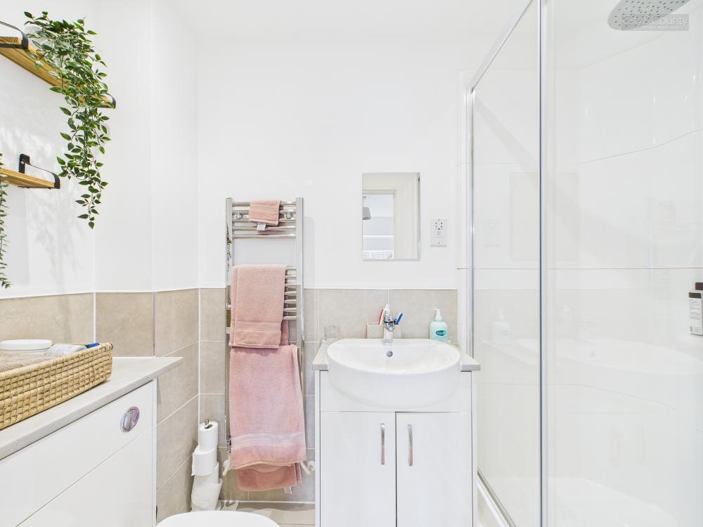 En-Suite To Master Bedroom