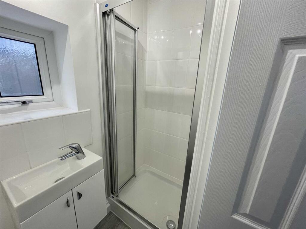 23 Kingsland Crescent - shwer room.jpg
