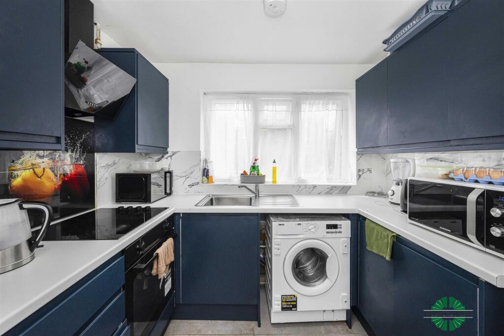 Flat 14  Fyfield Court  Disraeli Road -004.JPG