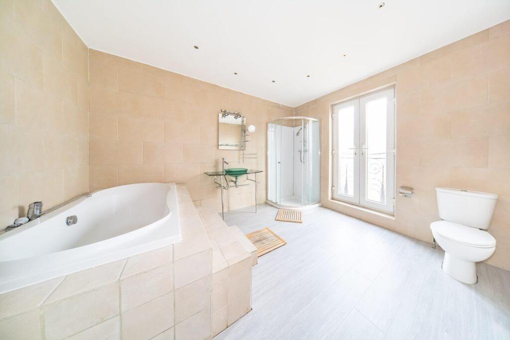 4 Mill Lane bathroom.jpg