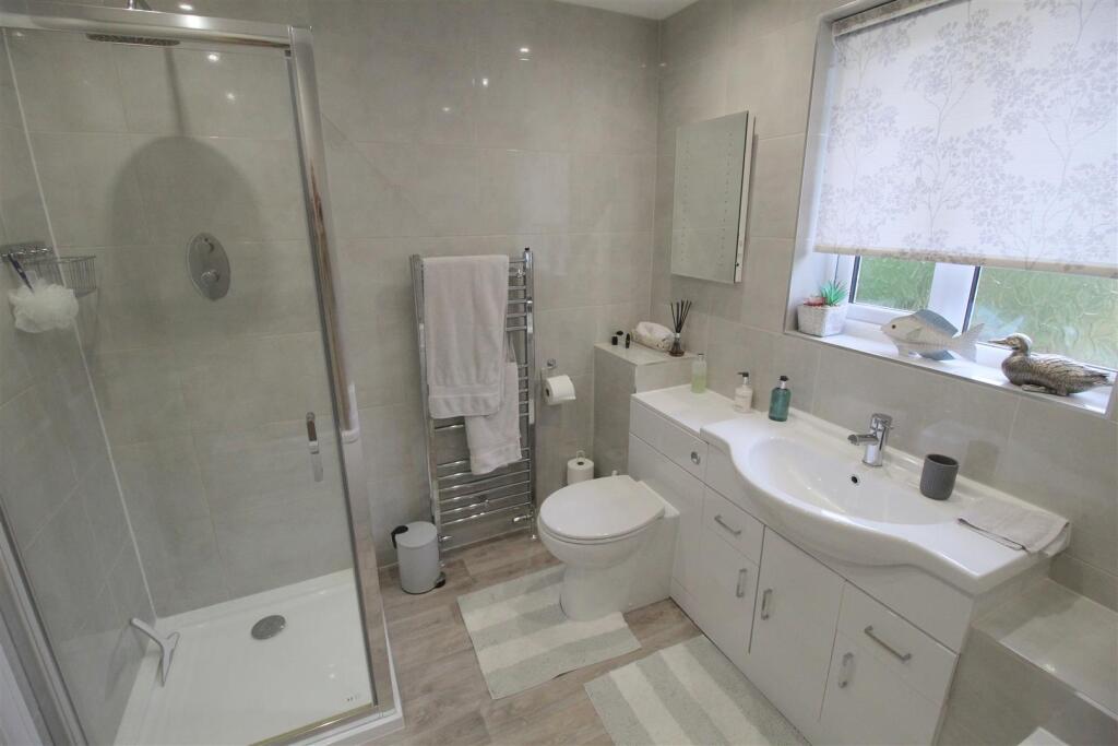 Mendip Close, bathroom 2.JPG
