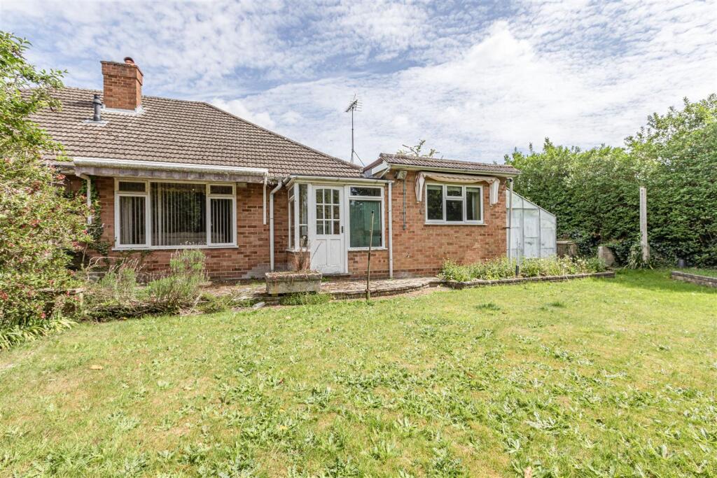 Sunnyside, Walnut Tree Lane, KT14 7AQ - 16.jpg