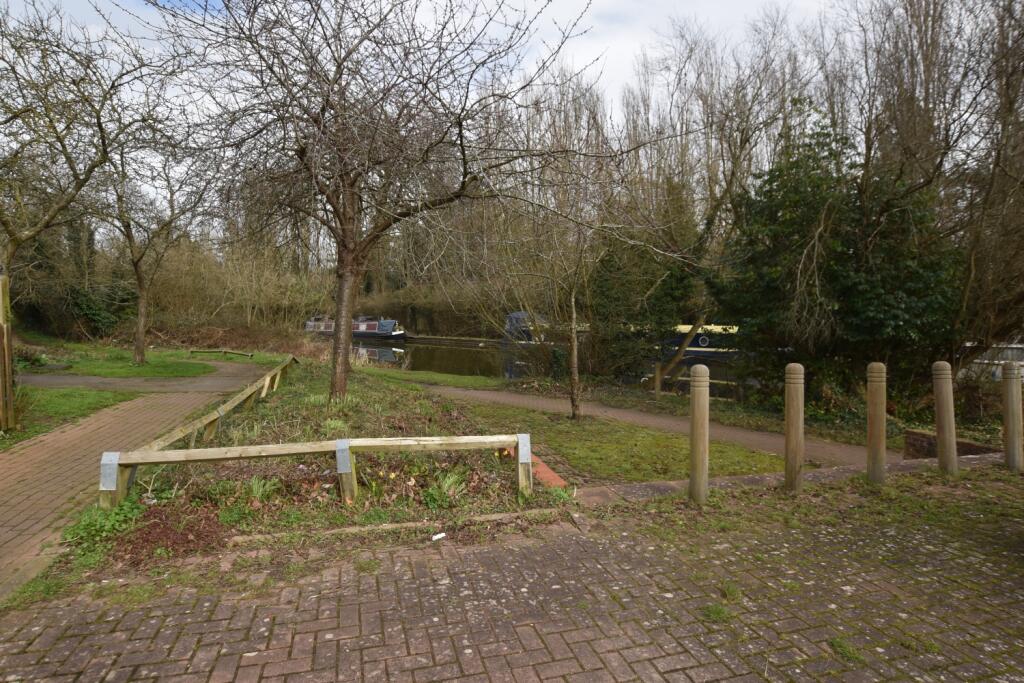 83 Belsize Avenue canal view