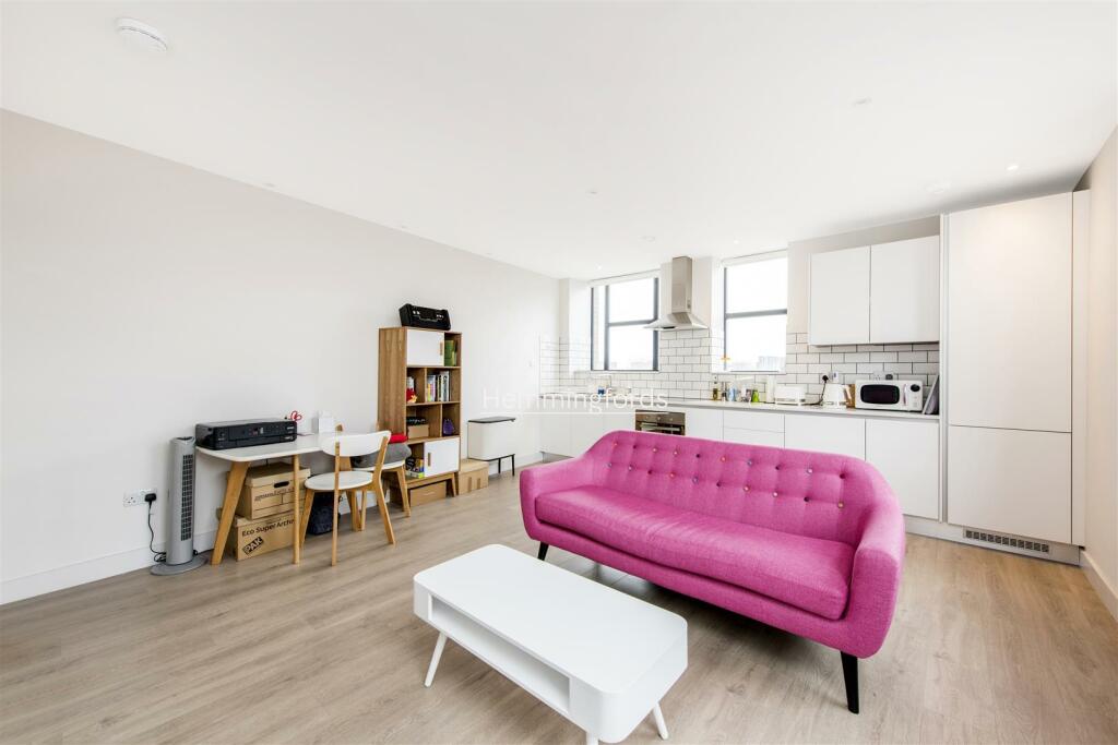 16 Cambridge House Hi-5.jpg