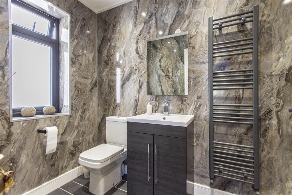 Master Bed En Suite Shower Room