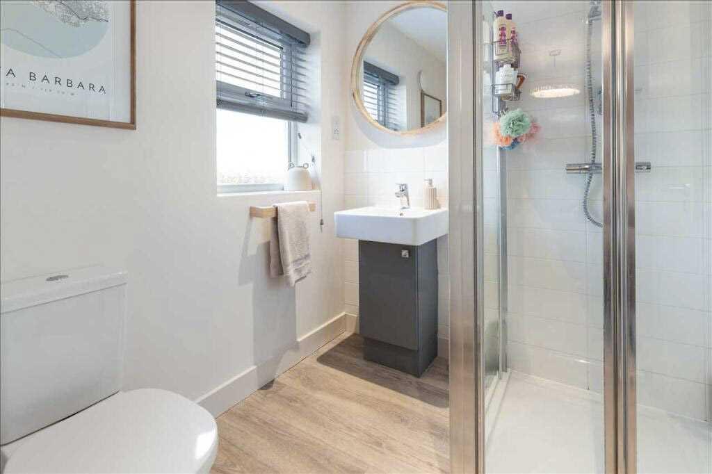 EN-SUITE SHOWER ROOM
