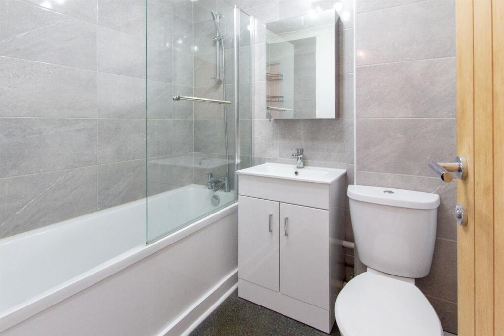 8 Lime Tree Grove - bathroom.jpg