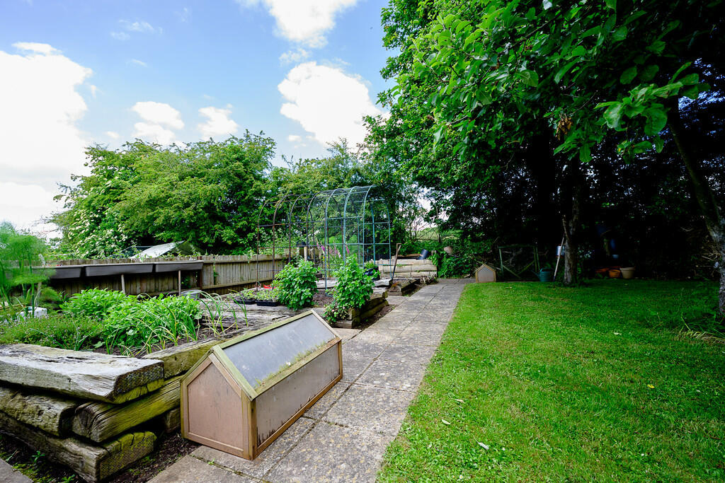 Oaklands Cottage-...