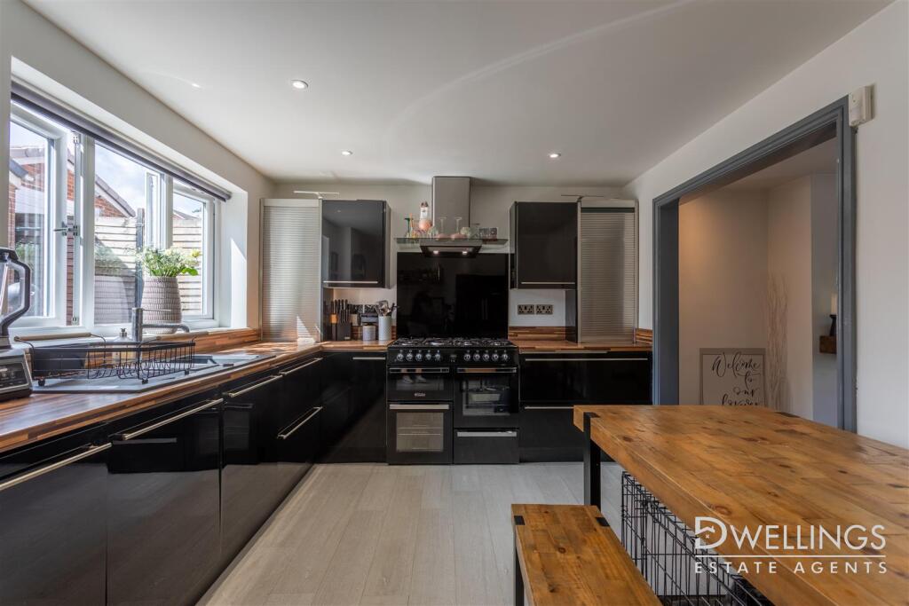 DWELEST- 8 Cheviot Close, Swadlincote, DE11 9EE-00