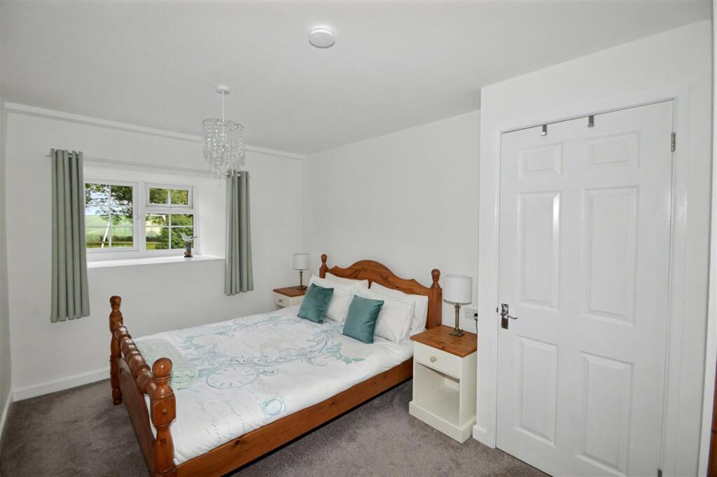 Foxglove Bedroom 1