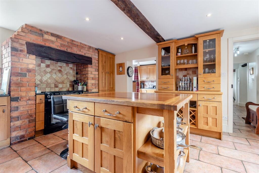 8657361-interior34.jpg