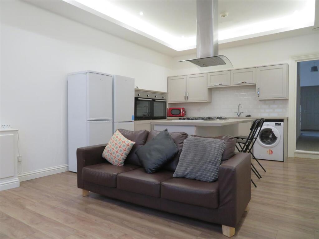 63 Fawcett Lounge.JPG