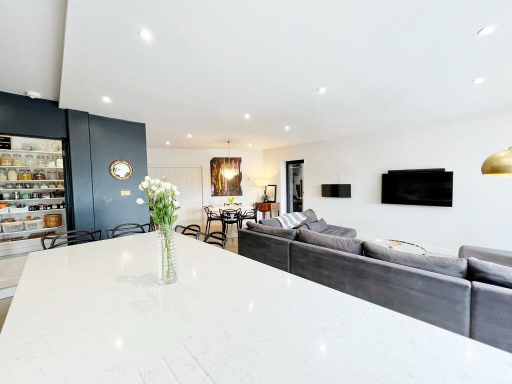 Main Room pic 10.jpg