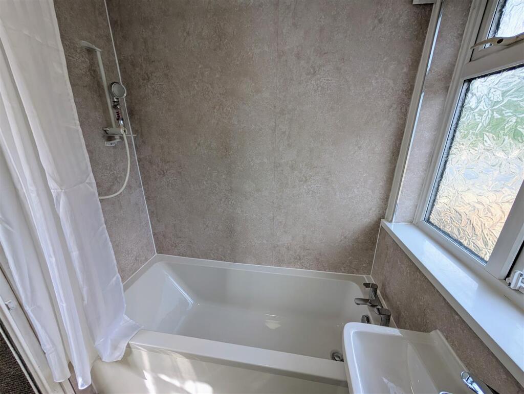 bathroom 2.jpg