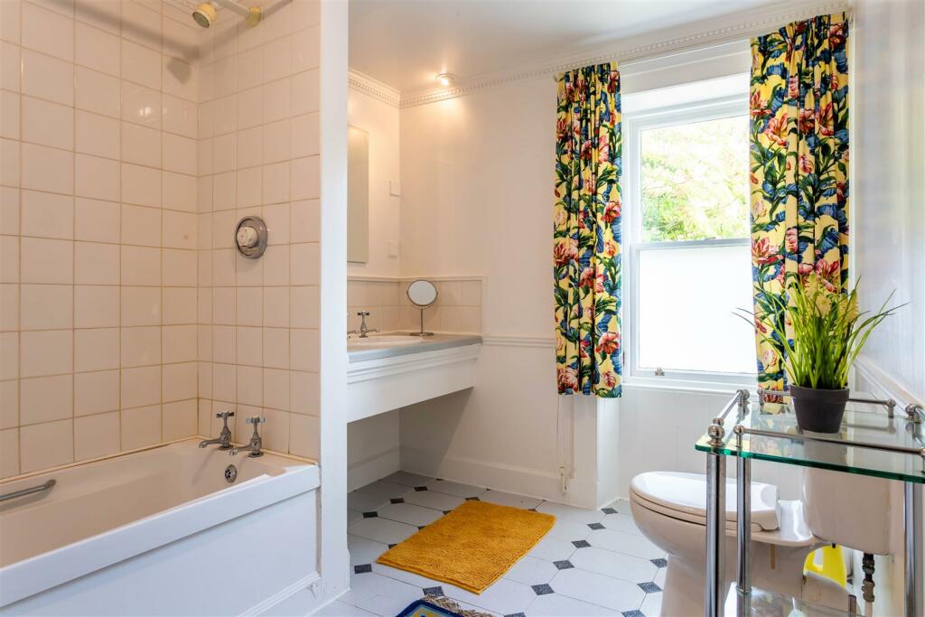 Ensuite 2 - Garden room