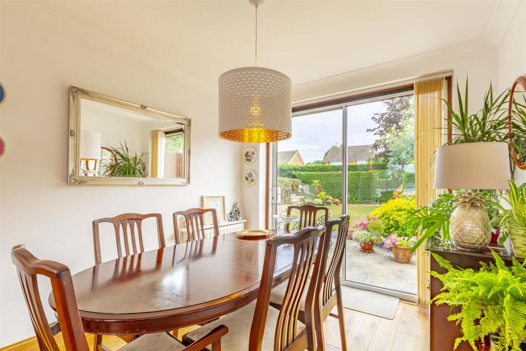 Lounge Diner (11)-HDR copy.jpg