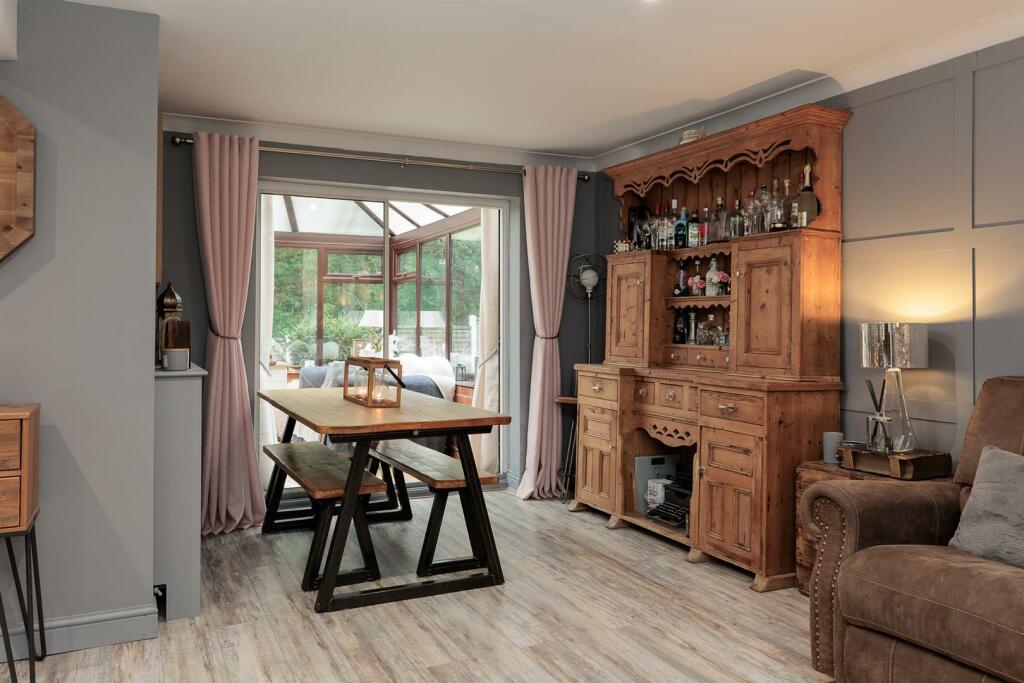 Lounge/Dining Area