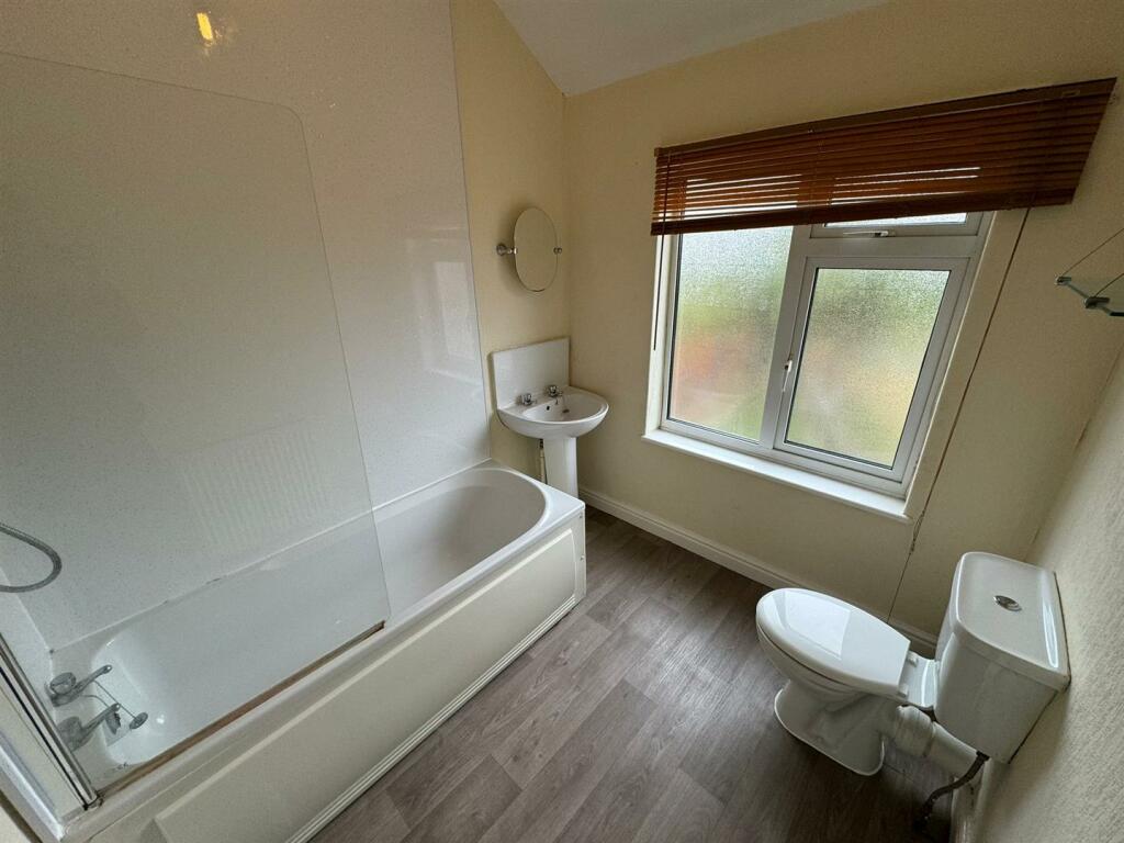 Bathroom (2).jpg