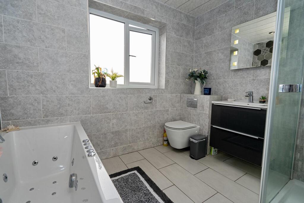 Bathroom_1.jpg