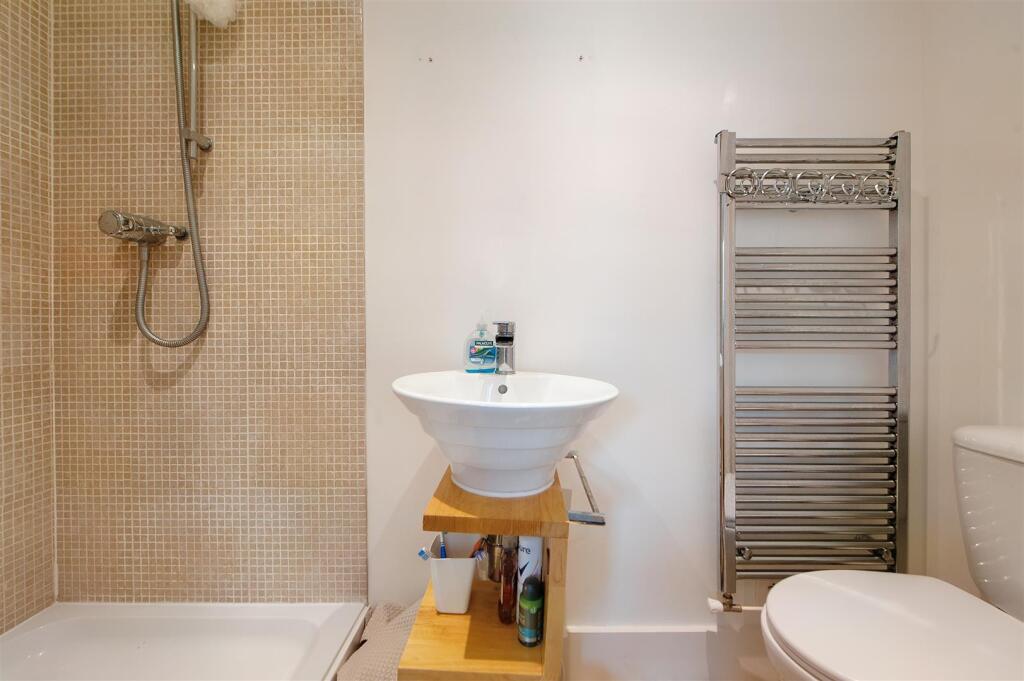 Bedroom 2 En-suite.jpg