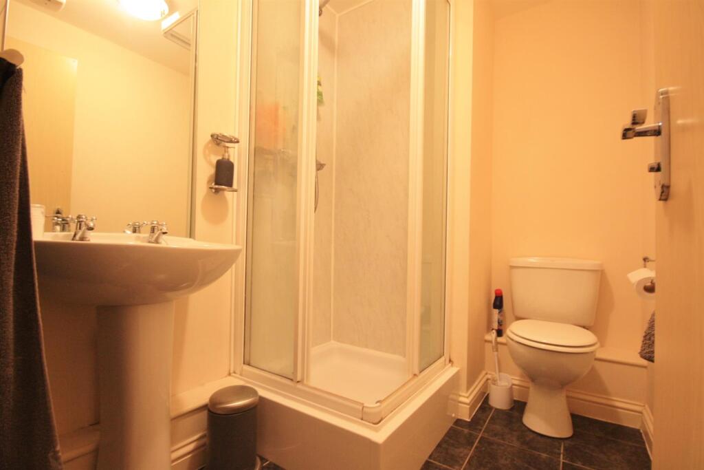 EN SUITE SHOWER ROOM