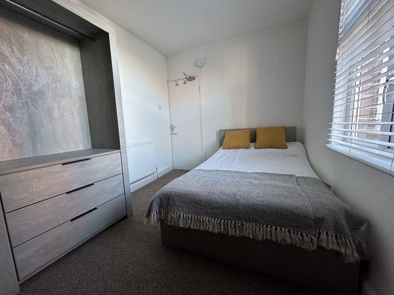 A cozy double bedroom featuring a comfortable d...