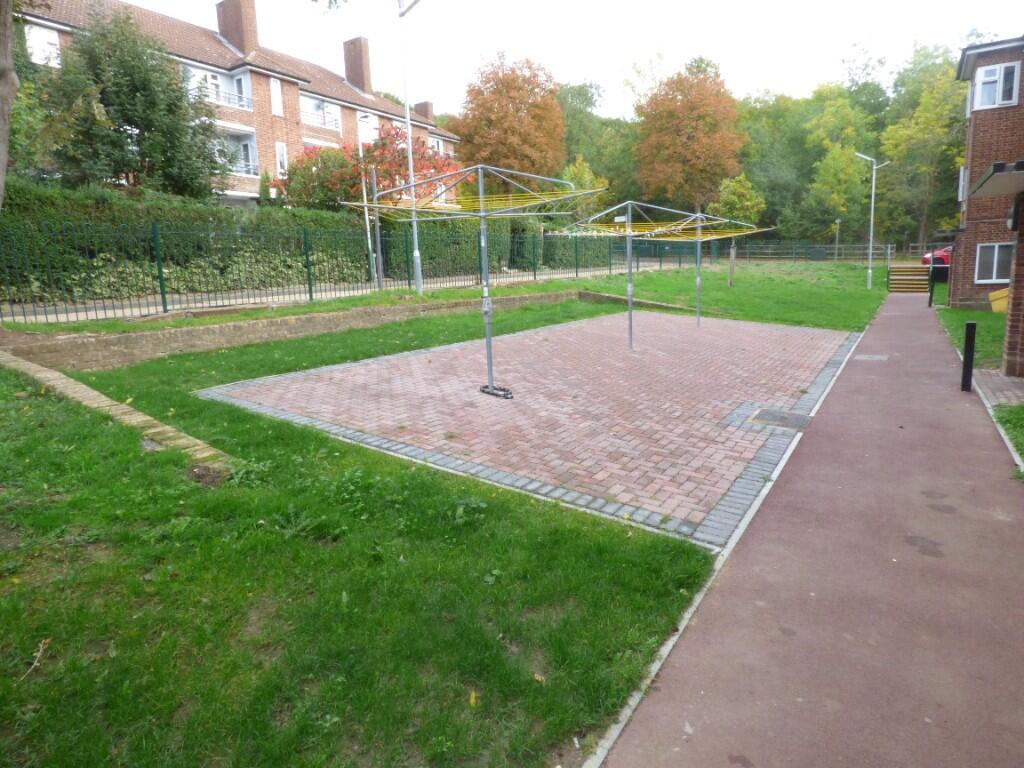 COMMUNAL FRONT GARDE